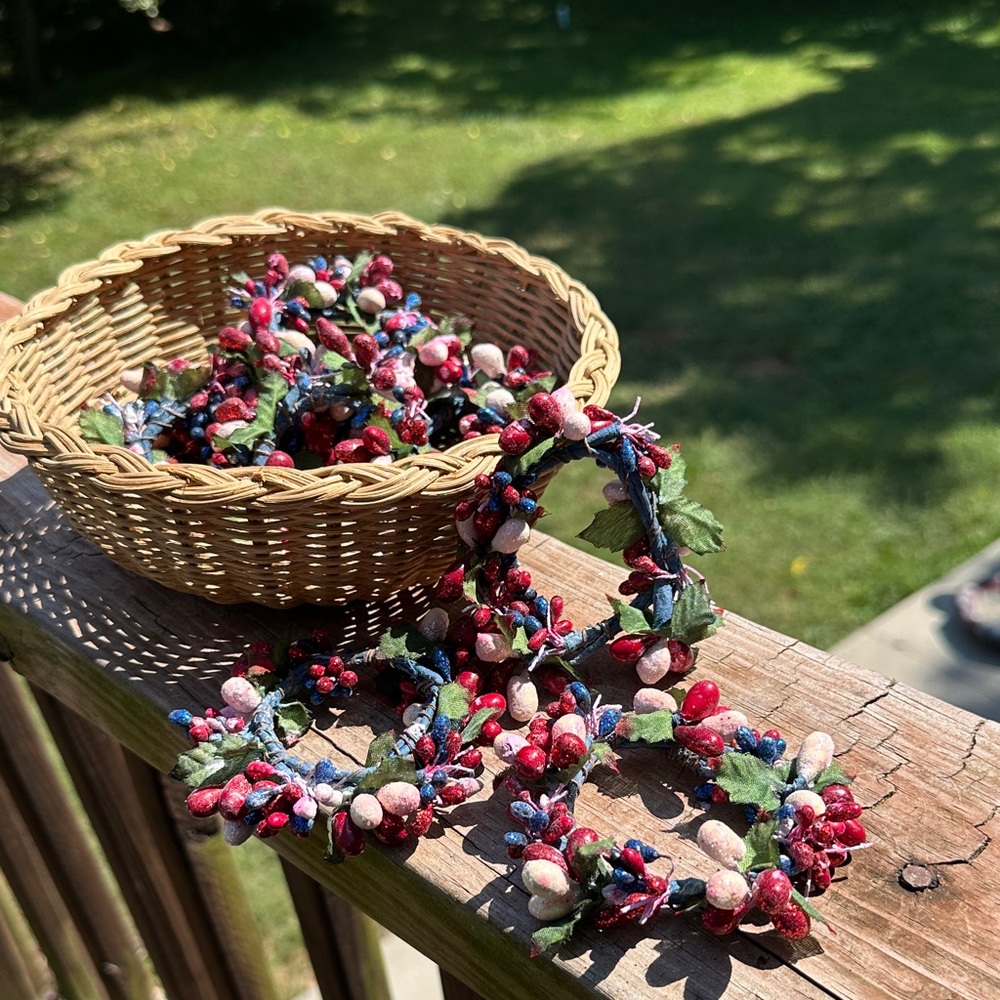 Berry handmade Garland for Napkins- Holidays- Christmas Set of 8 w Basket